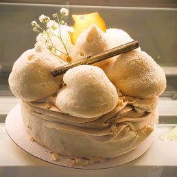 Maxim Meringue Cakes