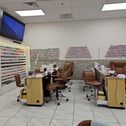 Your Nail Salon - So many nail polishes to choose from!