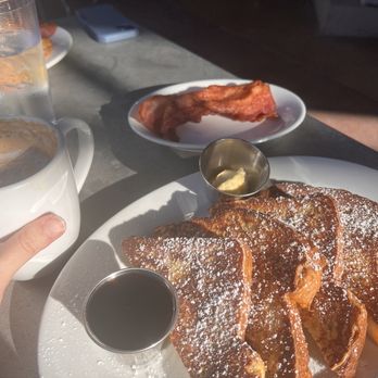 Snooze, an A.M. Eatery - OG French Toast, bacon & a latte - Breakfast & Brunch Near Me - Tempe, Arizona