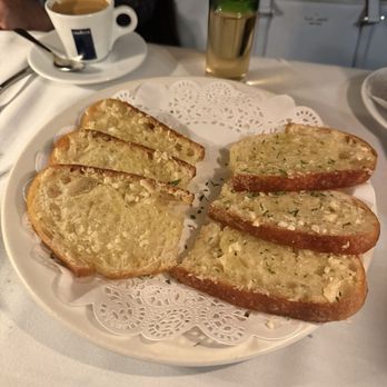 La Fontana Siciliana - Garlic bread appetizer - very good and garlicky - Sicilian Near Me - Seattle, Washington La Fontana Siciliana - Garlic bread appetizer - very good and garlicky - Sicilian Near Me - Seattle, Washington