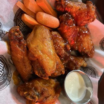 On Tap - Chicken wings - Gastropubs Near Me - Milwaukee, Wisconsin