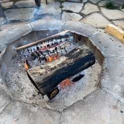 Mountain Ridge Motel & Cabins - Drinks around  the fire pit.