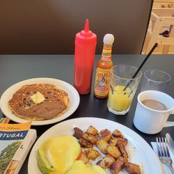 Knotty Pine Diner - Avocado Benny & Chocolate Chip Pancake