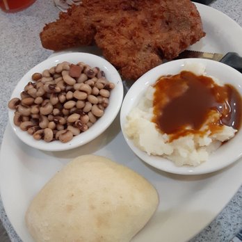 Duck's Diner - Fried porkchop (thick) mashed potatoes and gravy (they have white gravy too) and purple ull peas. $9.99 includes tea. - Diners Near Me - Orange Beach, Alabama