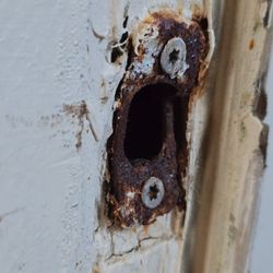 Sea Coast Rentals - Rusted dead bolt latcjh