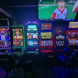 Hawthorne's Backyard Bar & Grill - Slot machines!