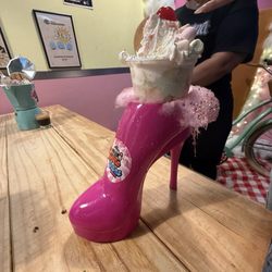 Selfie Vibes House - Shoe with ice cream and cotton candy