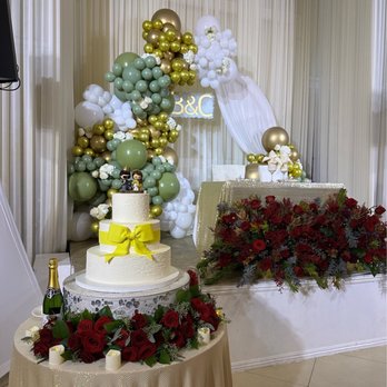 Royal Restaurant & Banquet - a wedding cake - Vietnamese Near Me - Westminster, California Royal Restaurant & Banquet - a wedding cake - Vietnamese Near Me - Westminster, California
