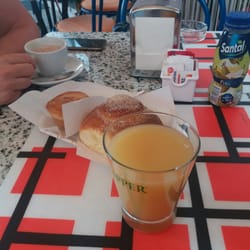 Bar Antonietta - Brioche vuota, dolcetto crema e amarena. Cappuccino e succo di frutta alla pera.