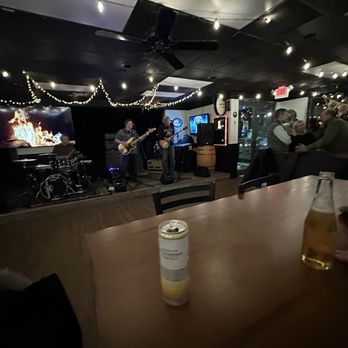 Finnegan’s Pub 302 - band playing on stage - Pubs Near Me - Wilmington, Delaware Finnegan’s Pub 302 - band playing on stage - Pubs Near Me - Wilmington, Delaware