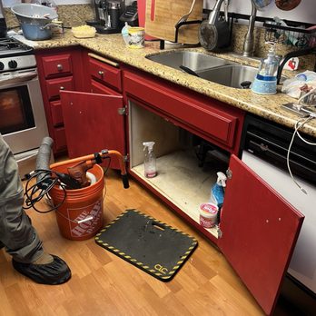 Free Flo Rooter Drains & Plumbing - Anthony cleaning up after clearing out the blockage - Plumbing Near Me Free Flo Rooter Drains & Plumbing - Anthony cleaning up after clearing out the blockage - Plumbing Near Me