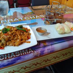 Mama Pins Thai & Asian Cuisine - Pad Kee Mow and Fresh Spring Rolls