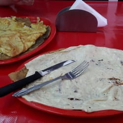Huaraches Gigantes - Gigante y bueno. Buena salsa. Rojo es mas picoso que verde