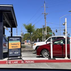 Happy's Drive Thru Car Wash - Everyone else had the same idea, and we're car #6! Hahaha