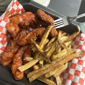 Belly's Sliders & Wings - 6 Piece Strips tossed in honey sriracha sauce with fries. - Food Trucks Near Me - Carson, California