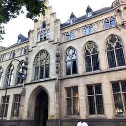 La Fonda - Die Aussicht auf die historische Fassade des Qvest-Hotel....