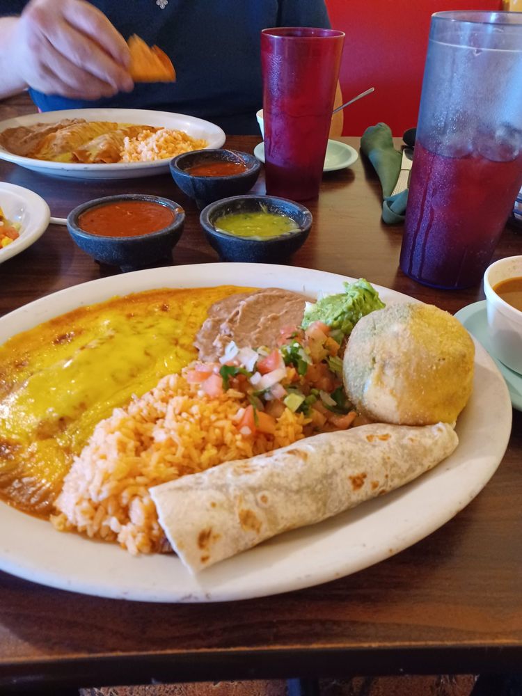 Ernestos Mexican Restaurant And Cantina