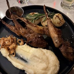 Lamb chops with mashed potatoes