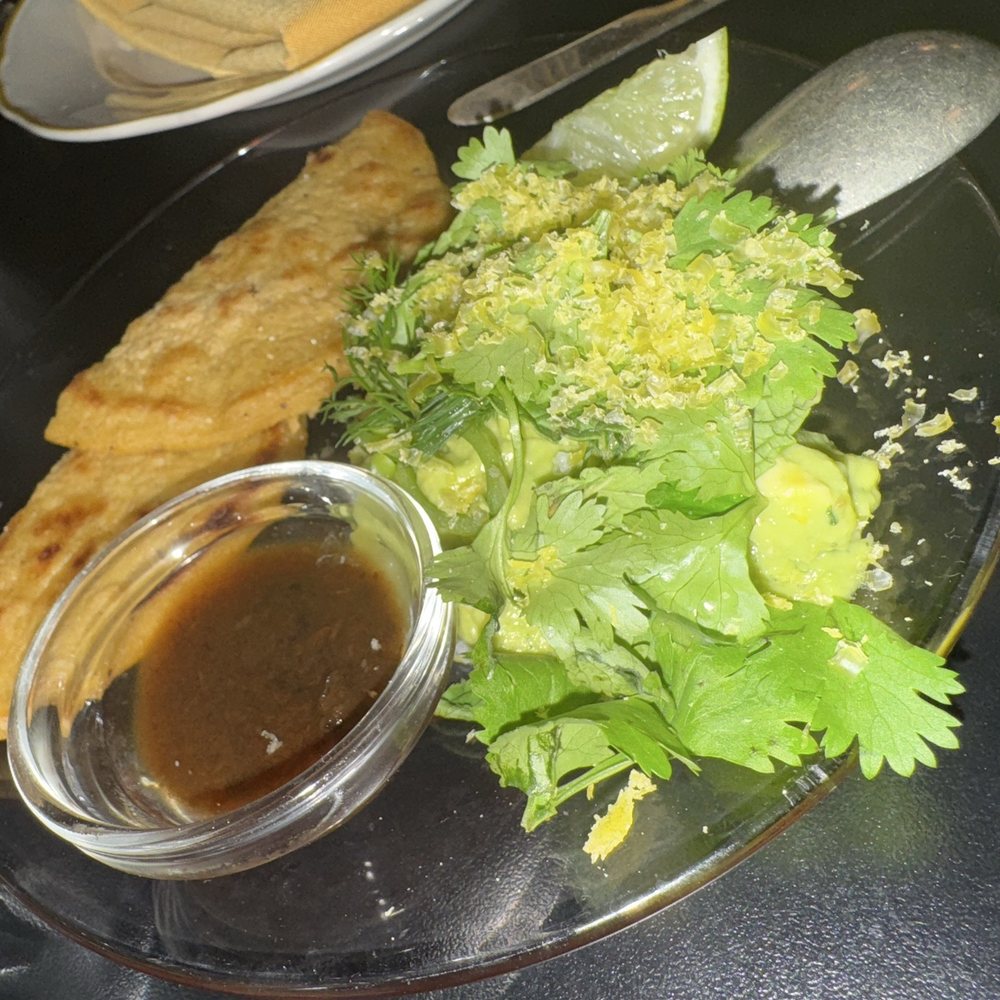 Popoca Oakland - Guac a mol with beef oil on the side - Salvadoran Near Me - Oakland, California Popoca Oakland - Guac a mol with beef oil on the side - Salvadoran Near Me - Oakland, California