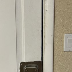 Lakeview Lodge Motel - Broken lock filth all over the door