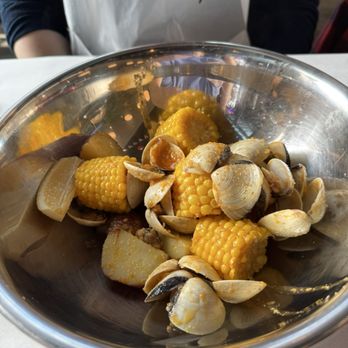Mama's Crawfish & Seafood House - Clams (1 lb) with Potato and Corn on the Cob - Seafood Near Me - Seattle, Washington