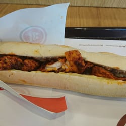 Simit Sarayi - Pittig stokbroodje kip, met een plakje kaas.