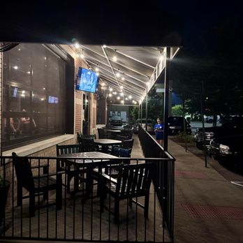 Jonathan's Grille - Outdoor patio - American Near Me - Mount Juliet, Tennessee