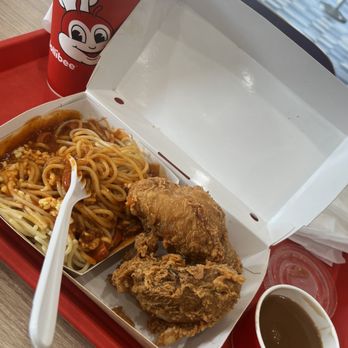 Jollibee - 2 piece chicken joy with spaghetti - Fast Food Near Me - Los Angeles, California