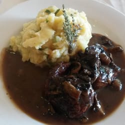 Castro Grill - Lomo con salsa de hongos y puré de papas con albahaca, muy rico!