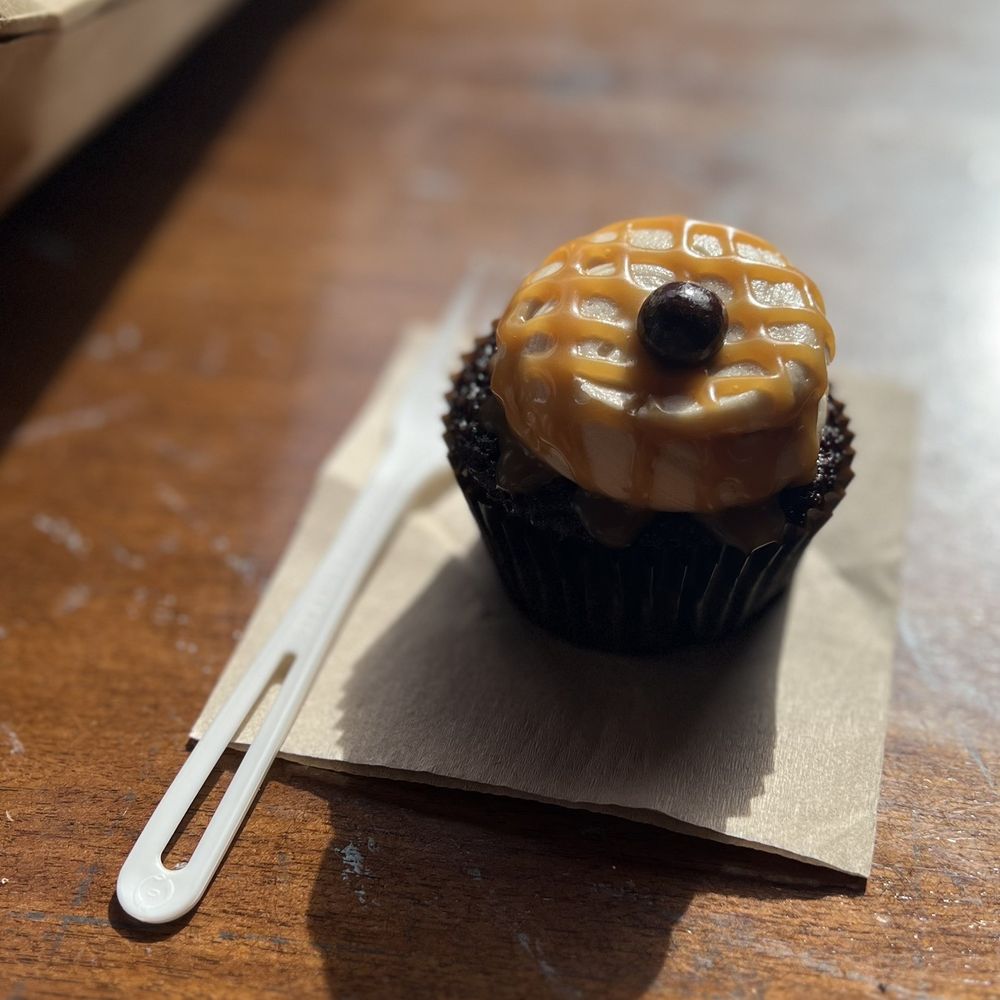 Cupcakin' Bake Shop - Salted caramel chocolate - Cupcakes Near Me - Oakland, California