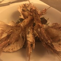 L'Oca Giuliva - Beautiful scallops and shrimp served in their shells!