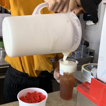 Sunright Tea Studio - Generous amount of yummy & creamy cheese foam was being added to my drink - Bubble Tea Near Me - Diamond Bar, California
