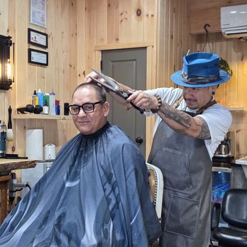 Barber & Hatter - I flew into Orlando's executive airport and Charlie got me squared away with a cut and shave make sure the enjoy the massage - Barbers Near Me - Orlando, Florida