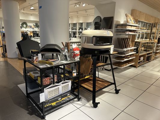 Crate & Barrel by null