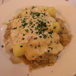 Schröder's Restaurant - Saarbrücker Hoorische mit Specksauce und Sauerkraut
