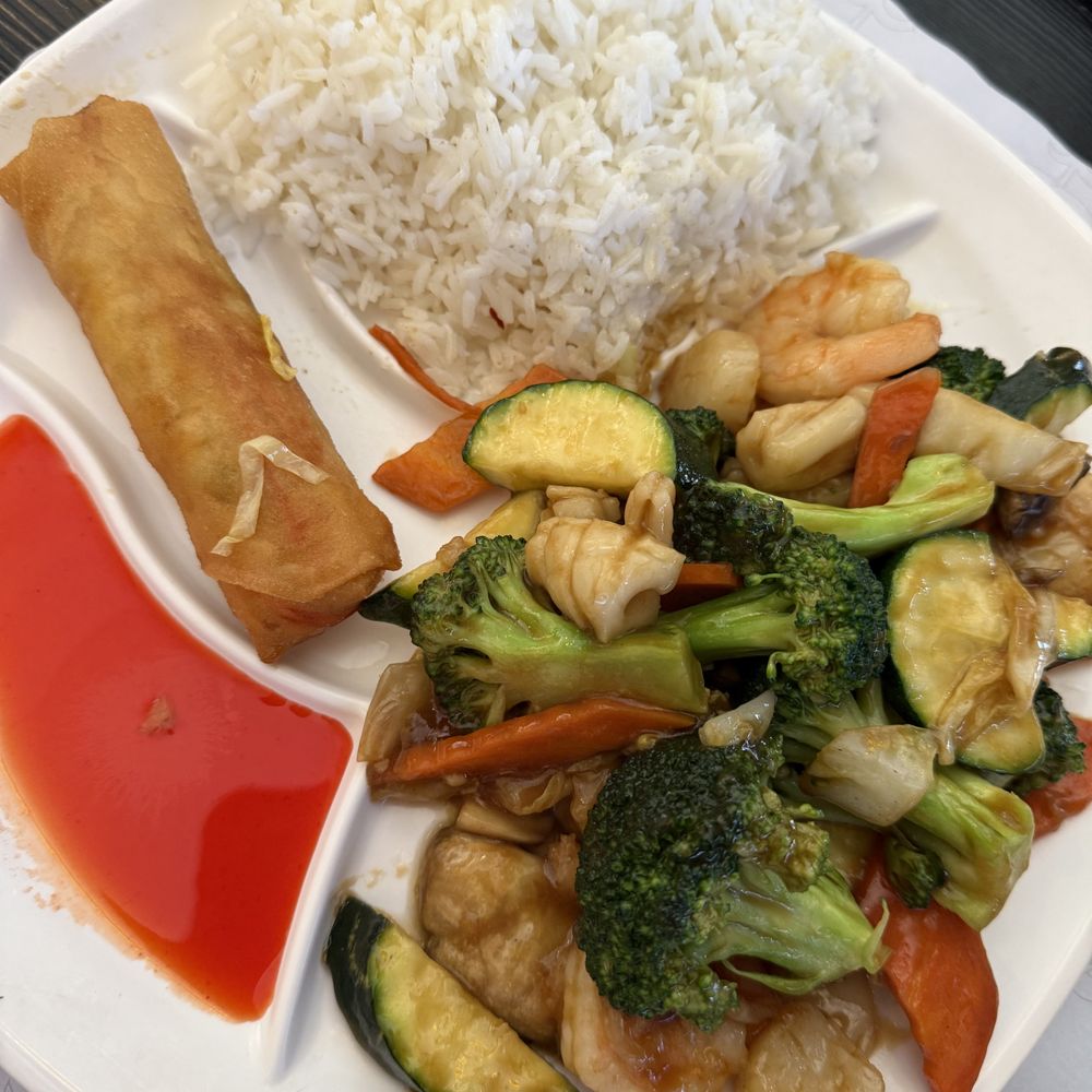 Ming's - Lunch Special: Happy Family Delight $14.00 - April 2025 - Chinese Near Me - Pleasant Hill, California Ming's - Lunch Special: Happy Family Delight $14.00 - April 2025 - Chinese Near Me - Pleasant Hill, California