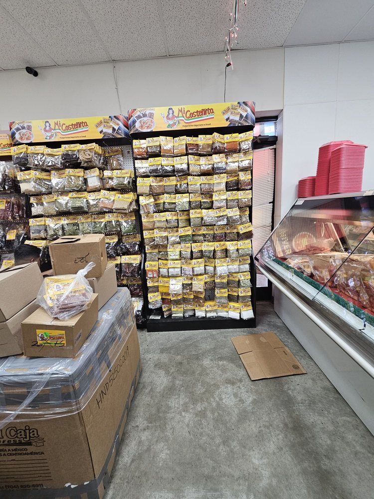 Universal Tienda & Carniceria Logo