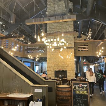 The Oak Barrel - Interior - Brasseries Near Me - Valley View, Ohio