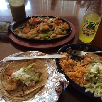 Fernandos place - Shrimp fajitas w/green sauce and jarritos! - Mexican Near Me - Kewanee, Illinois