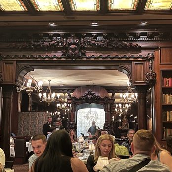 Hy's Steak House - Dining area - Steakhouses Near Me - Honolulu, Hawaii