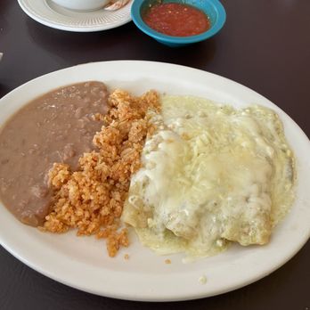 Taqueria Los Huaraches - Suzia Chicken Enchiladas with Rice and Beans - Mexican Near Me - Lockhart, Texas Taqueria Los Huaraches - Suzia Chicken Enchiladas with Rice and Beans - Mexican Near Me - Lockhart, Texas