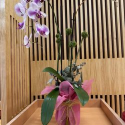 Sushi on the Run - Nice touch to work with a local florist