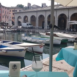 Bar Gelateria Cristallo - Blick auf Palazzo mit dem Turismo, ein Denkmal und eine Kirche