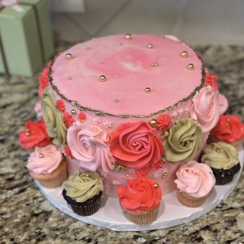 Gigi's Cupcakes - Wedding cake butter cream flavor. Cupcakes are chocolate and strawberry. - Cupcakes Near Me - Cedar Hill, Texas Gigi's Cupcakes - Wedding cake butter cream flavor. Cupcakes are chocolate and strawberry. - Cupcakes Near Me - Cedar Hill, Texas