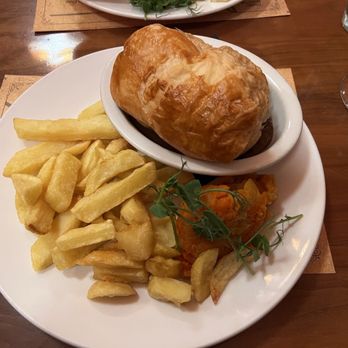 Robinsons Bar - Steak and Guinness Pie - Pubs Near Me - Belfast, BFS