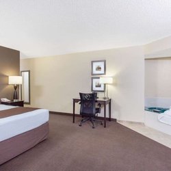AmericInn by Wyndham Rhinelander - Guest room