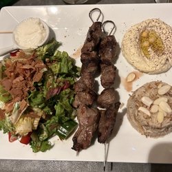 Beyrouth - Kebab Agneau (lamb) with salad, garlic aoli, hummus and rice. Nice!