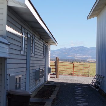 Rim Rock Motel - Behind the room - Hotels Near Me - Alturas, California