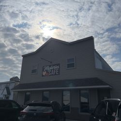 Nootzi's On Main - Outside