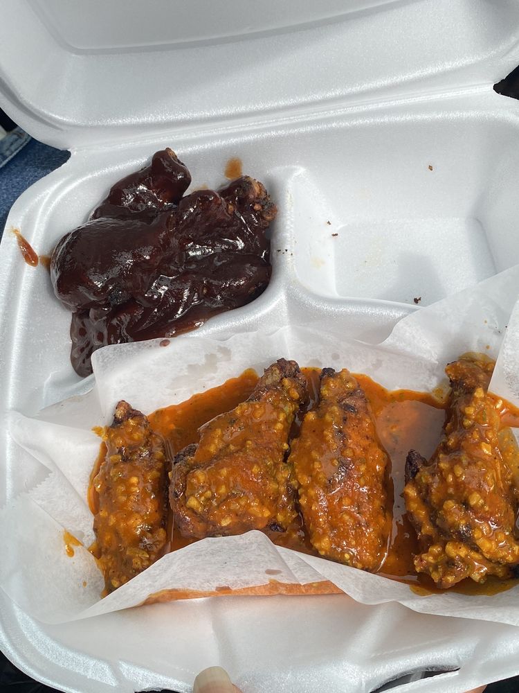 Nola’s Wings & Things Logo